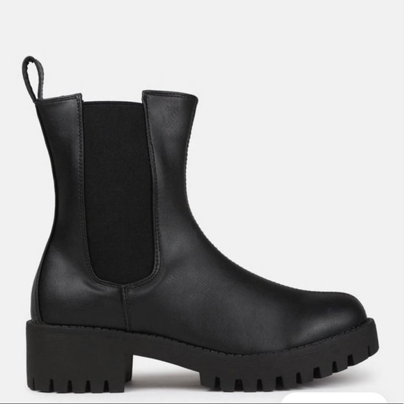 NIB Women’s Size 9 Cleated Sole Essential Chelsea Mid Ankle Boots Triple Black - Picture 1 of 14